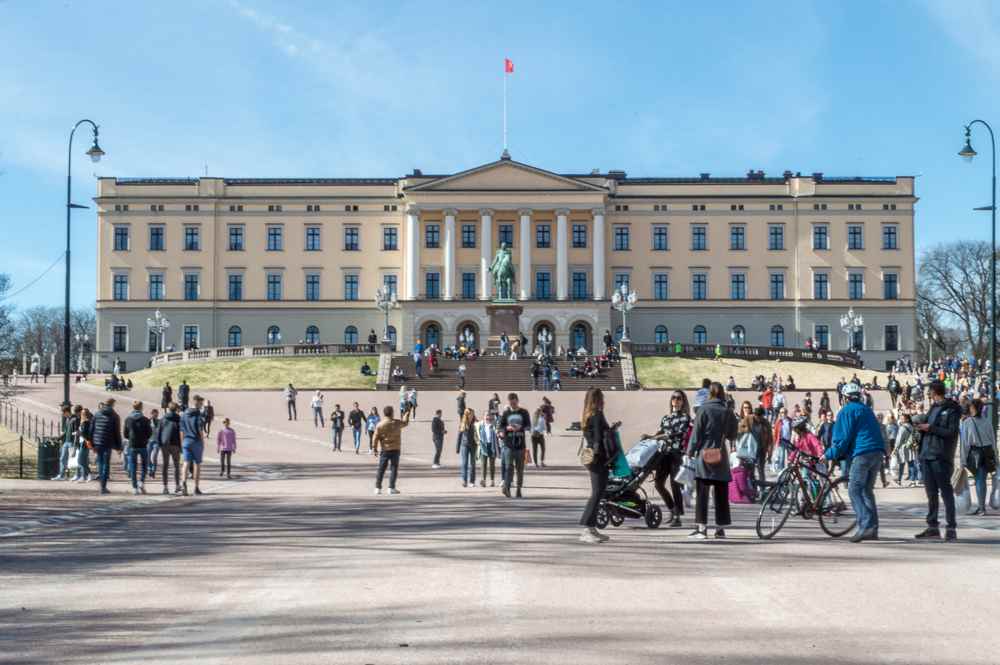 During a weekend in Oslo, don't forget to check out one of the city's main sights, the Royal Palace.
