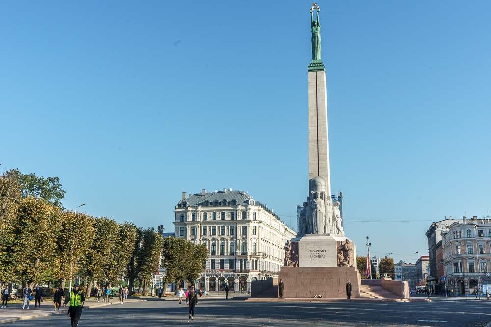 Riga sightseeing: The impressive Freedom Monument of Latvia stand 42 meters and is decorated with reliefs and statues of Latvian heroes. It is one of main highlights of this free-guided Riga walking tour.