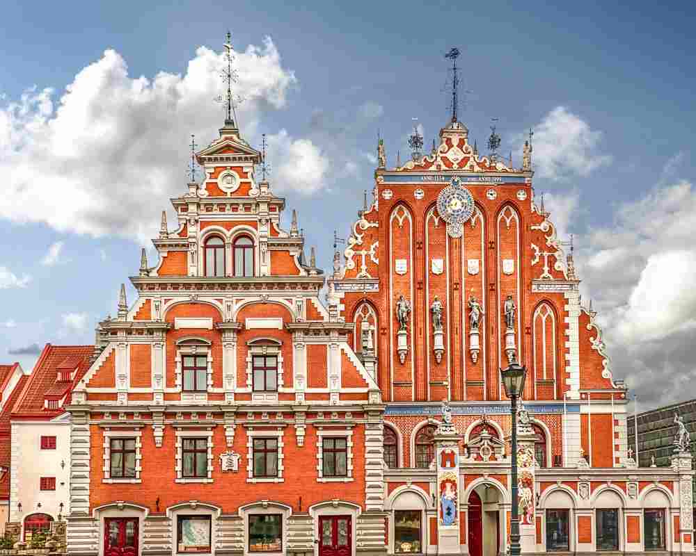 Free Self-Guided Riga Walking Tour: The attractive facade of the House of Blackheads is definitely one of the top things to see in Riga.