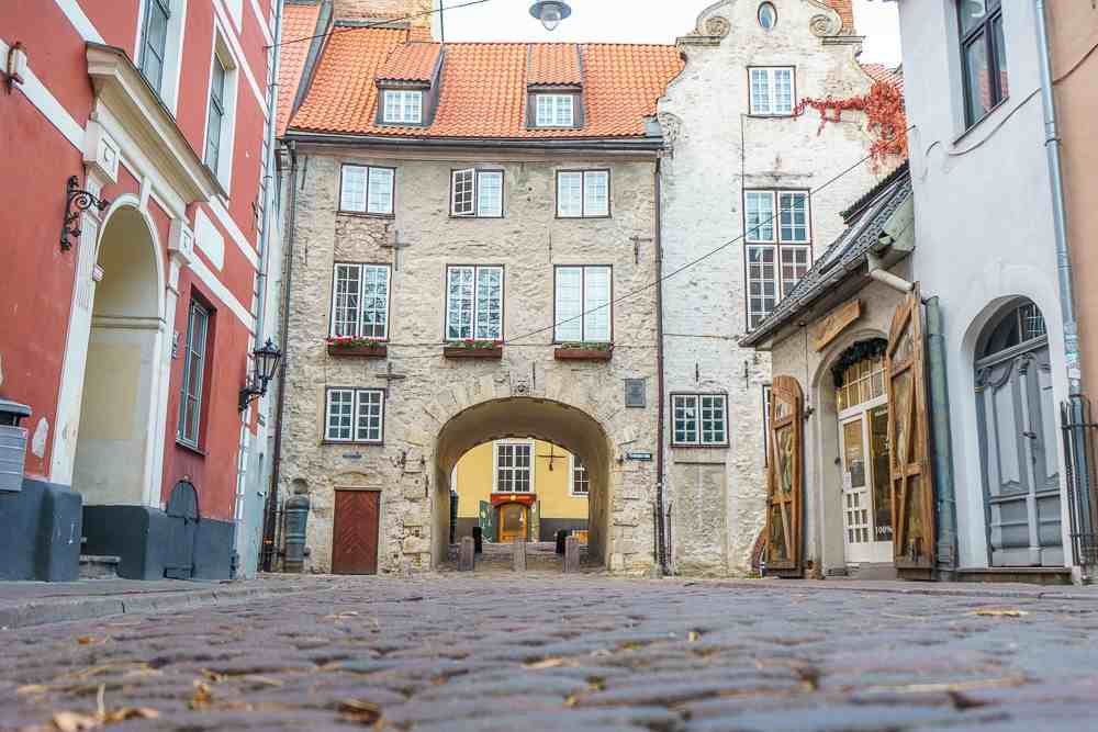 Riga sightseeing: The Swedish Gate is the last remaining medieval gate in the Old Town and one of the must-see attractions on this free self-guided Riga walking tour.