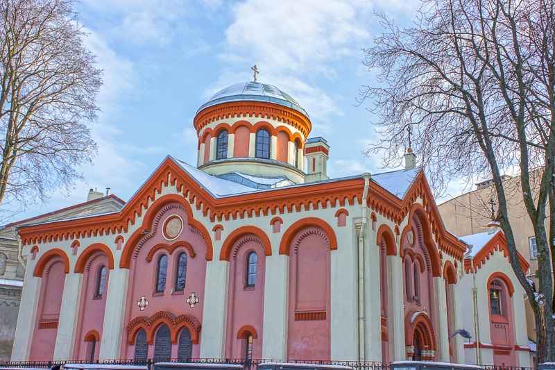 What to see in Vilnius: The Neo-Byzantine style Church of St. Paraskeva is one of the best things to see on a free self-guided Vilnius walking tour.