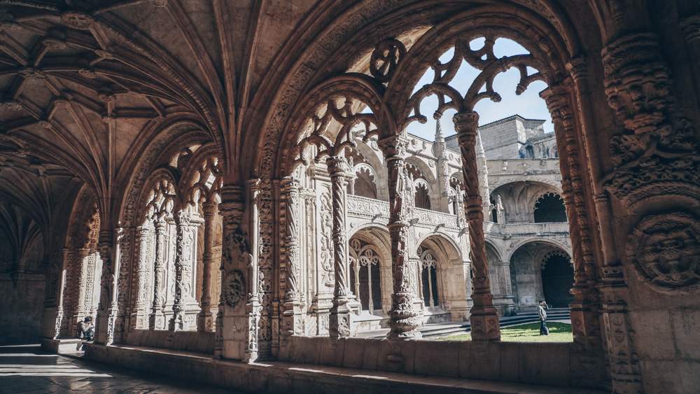 24 Hours in Lisbon: The intricately carved double cloister of the Jeronimos Monastery. PC: tak.wing [CC BY-SA 2.0 (https://creativecommons.org/licenses/by-sa/2.0)], via Wikimedia Commons.