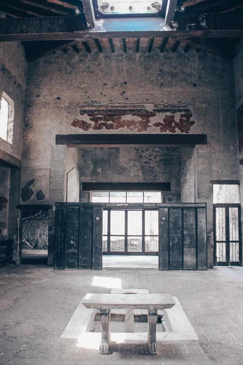 Visit Herculaneum: The folding partition inside the House of the Wooden Partition. PC: Miguel Hermoso Cuesta [CC BY-SA 4.0 (https://creativecommons.org/licenses/by-sa/4.0)], via Wikimedia Commons