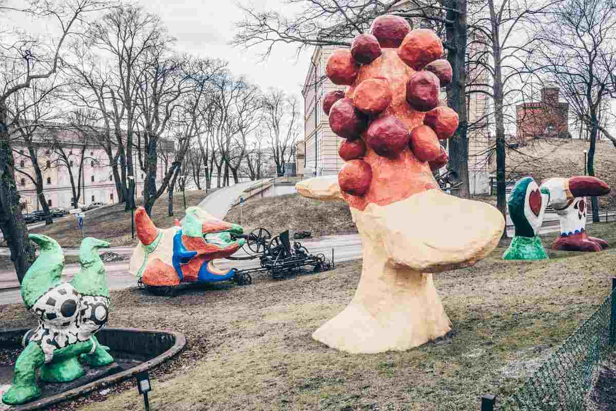 Stockholm Modern Art Museum: A variety of colorful sculptures in the sculpture park. PC: Frankie Fouganthin [CC BY-SA 4.0 (https://creativecommons.org/licenses/by-sa/4.0)], via Wikimedia Commons