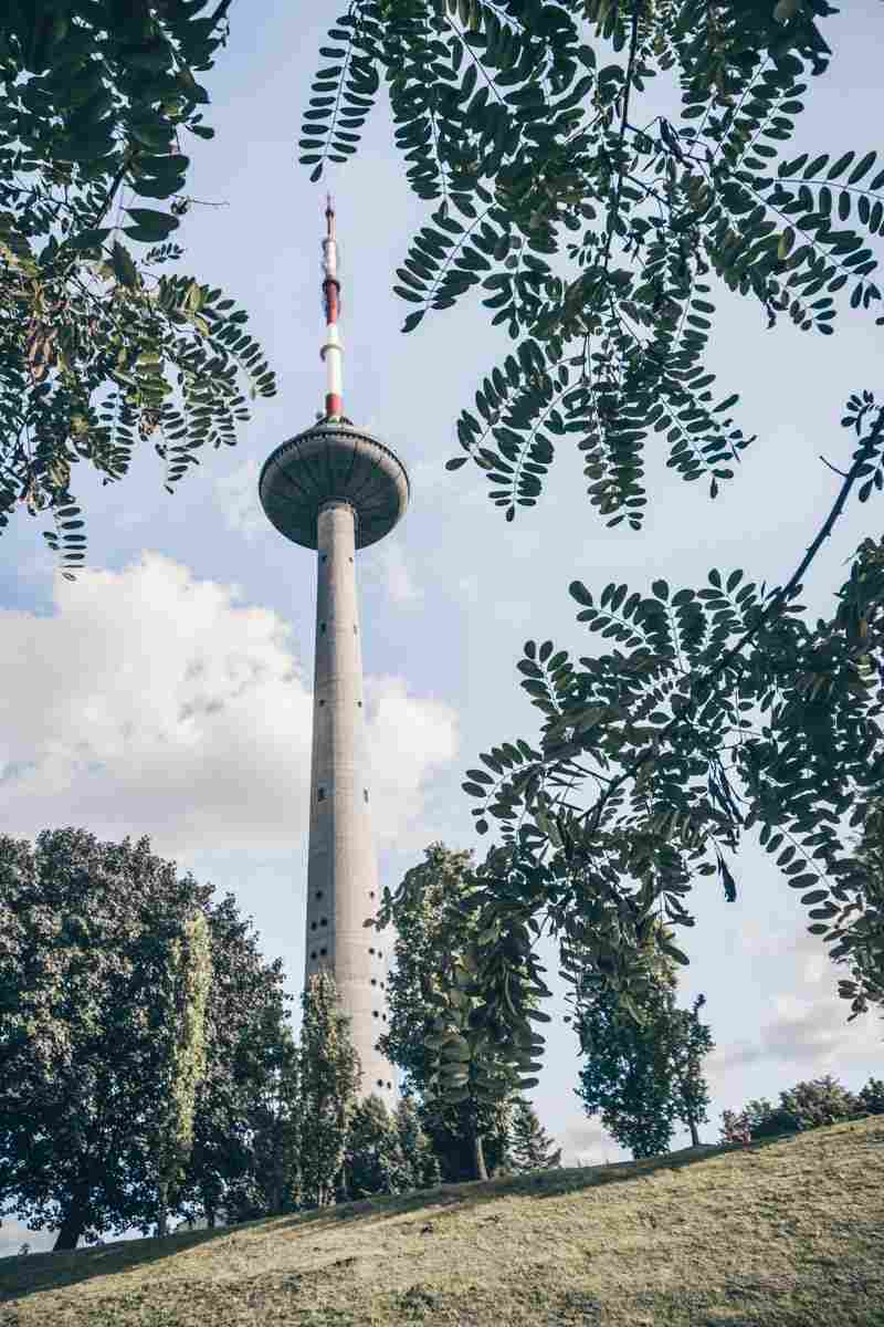 Vilnius sightseeing: The spindle-shaped 326 meter Vilnius TV Tower. PC: Alexey Komarov [CC BY-SA (https://creativecommons.org/licenses/by-sa/4.0)], via Wikimedia Commons