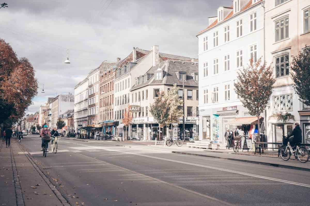 Visit Copenhagen: People cycling along a busy street in Nørrebro