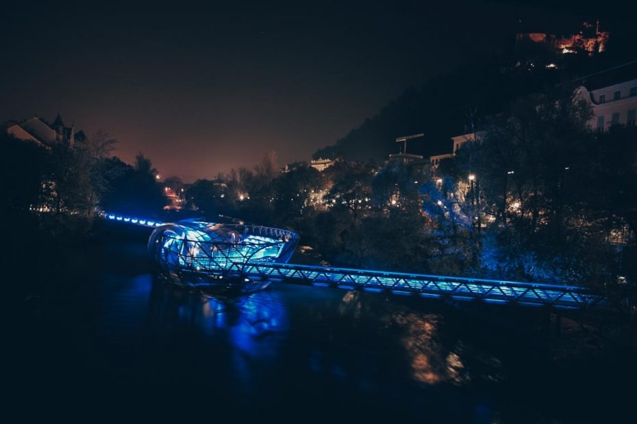 Graz Sehenswürdigkeiten: Murinsel bei Nacht