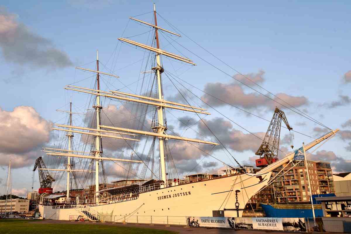 Turku Forum Marinum: View of the impressive full-rigged Suomen Joutsen ship. PC:Bahnfrend, CC BY-SA 4.0 <https://creativecommons.org/licenses/by-sa/4.0>, via Wikimedia Commons