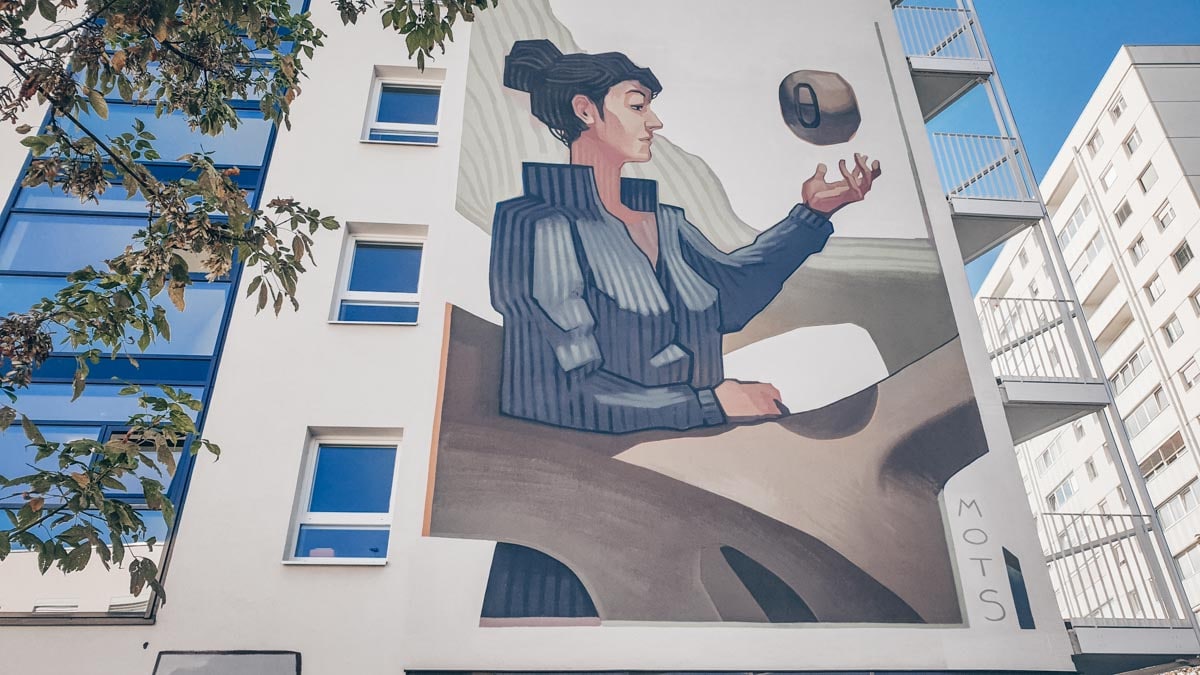 Ein Straßenkunst-Wandbild in der STUWO StudentCity in Graz.