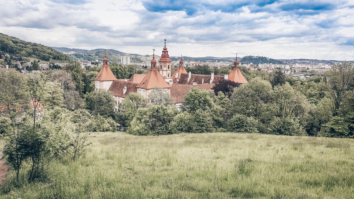 Blick auf Schloss Eggenberg bei einer Wanderung in Graz.