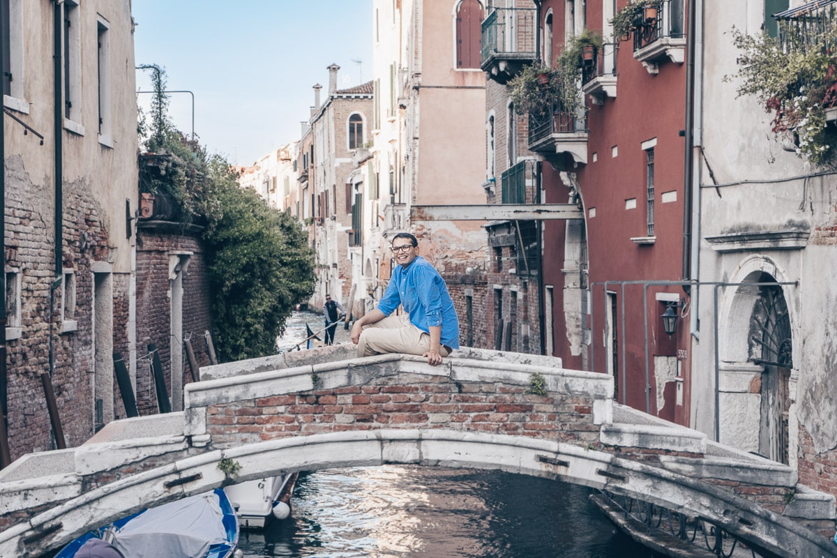 Best Venice Photo Spots: Man smiling at the camera on Chiodo Bridge