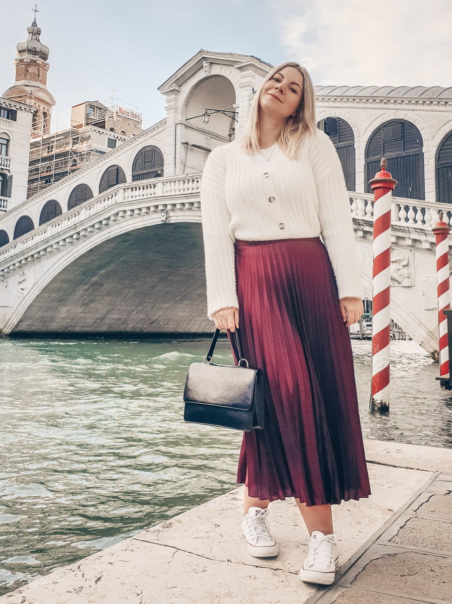 Venice Instagram Photo Spots: Woman posing for a photo in front of the Rialto Bridge