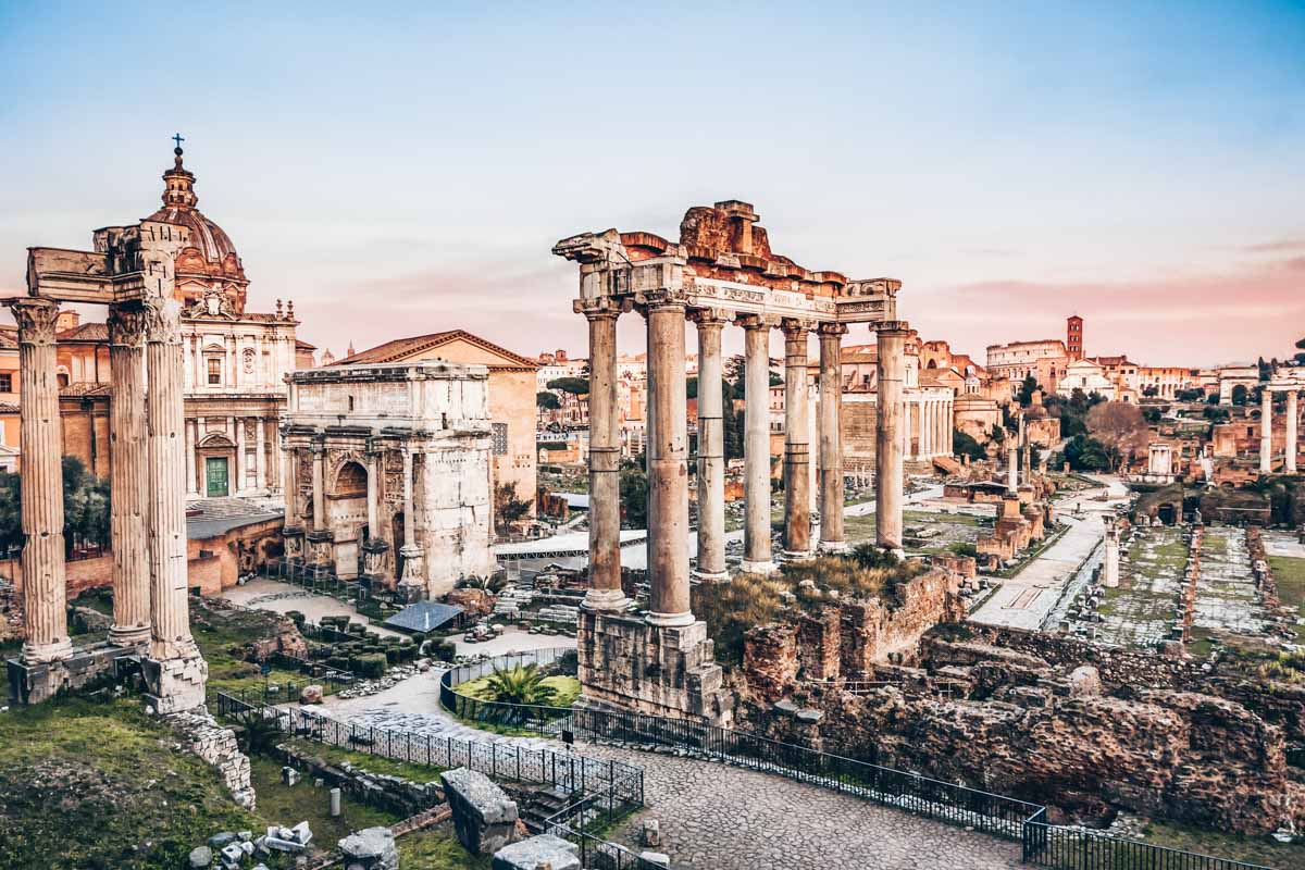 Must-see Rome: A panorama of the evocative ruins of the Roman Forum
