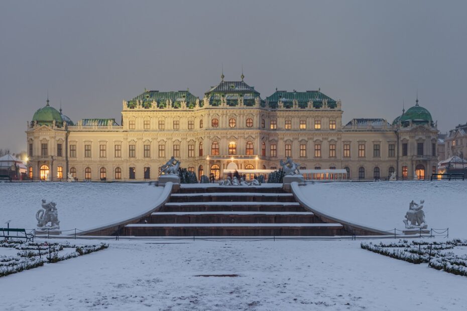 Vienna Winter: The snow-covered Belvedere Palace in the evening. PC: Moahim, CC BY-SA 4.0 , via Wikimedia Commons