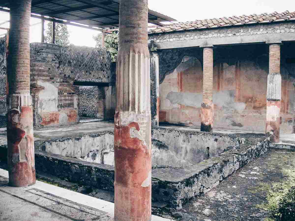 Visit Pompeii: Colonnaded atrium and painted panels of the House of the Dioscuri (Casa dei Dioscuri). PC: Mentnafunangann [CC BY-SA 3.0 (https://creativecommons.org/licenses/by-sa/3.0)], via Wikimedia Commons.