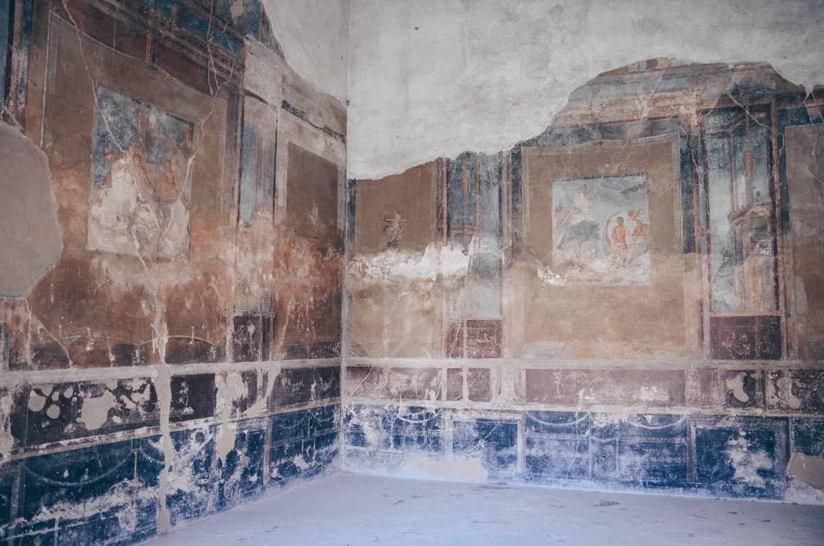 Visit Pompeii: Colorful mosaics inside the House of the Tragic Poet. PC: Carole Raddato from FRANKFURT, Germany [CC BY-SA 2.0 (https://creativecommons.org/licenses/by-sa/2.0)], via Wikimedia Commons.