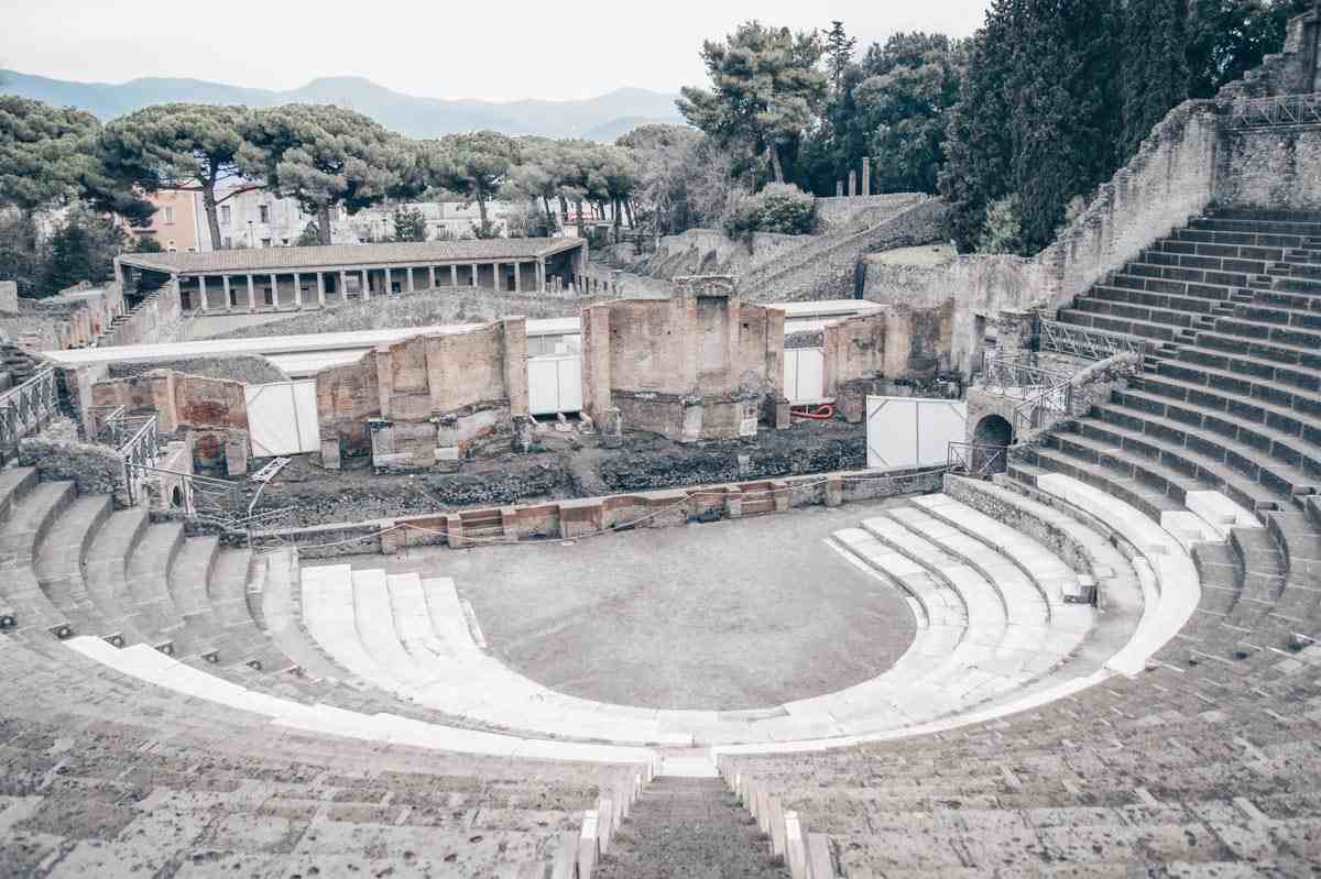 Visit Pompeii: The main stage and semi-circular spectator stands of the theater (Teatro Grande) at Pompeii Archaeological Park. PC: Sylvhem [CC BY-SA 3.0 (https://creativecommons.org/licenses/by-sa/3.0)], via Wikimedia Commons.