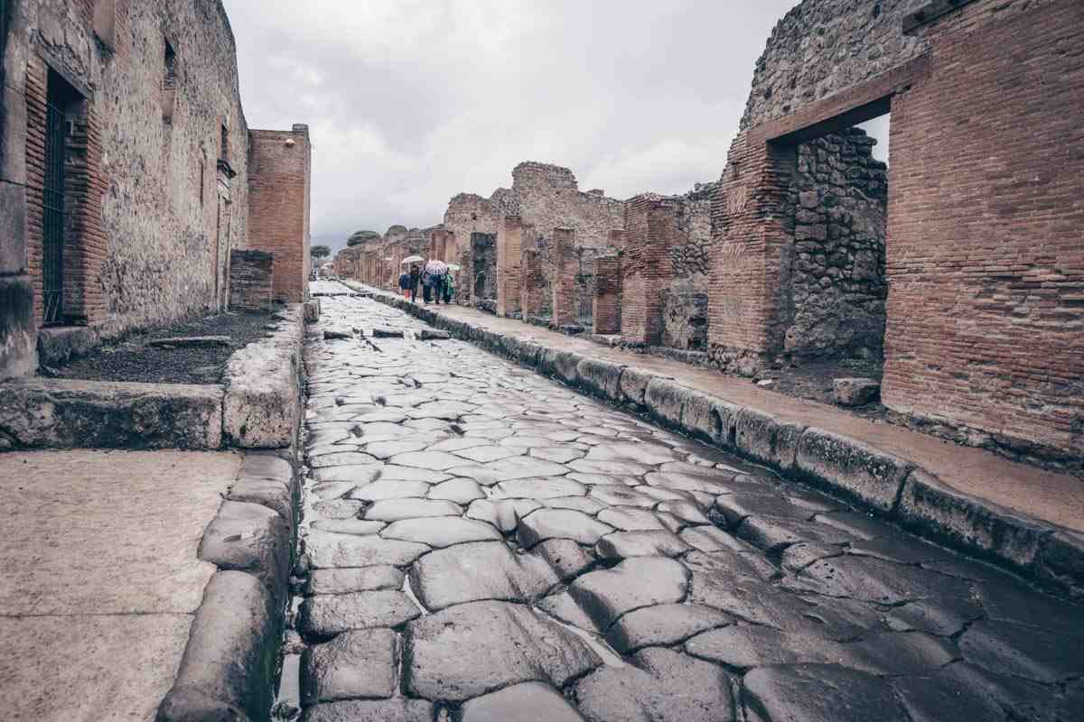 Pompeii Archaeological Park: Via dell'Abbondanza, the main street of Pompeii