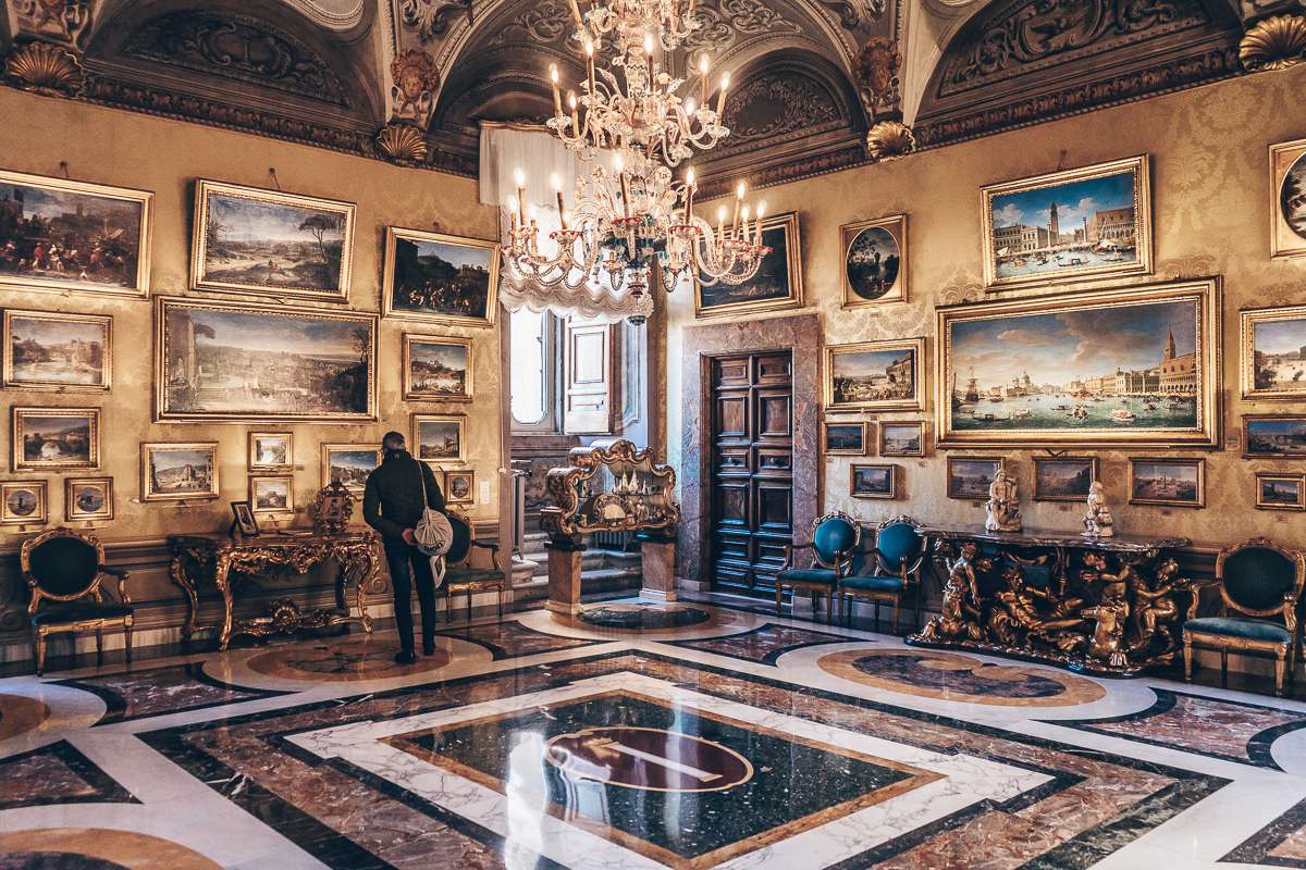 Must-see Rome: Man admiring the sumptuous interior of the Colonna Palace 