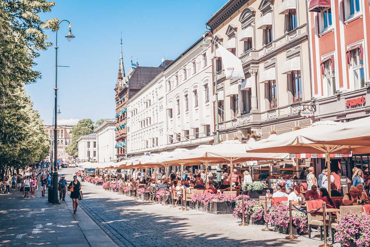 People enjoying food and drinks at the outdoor cafes on Karl Johans Gate in Oslo on a summer day. PC: saiko3p / Shutterstock.com